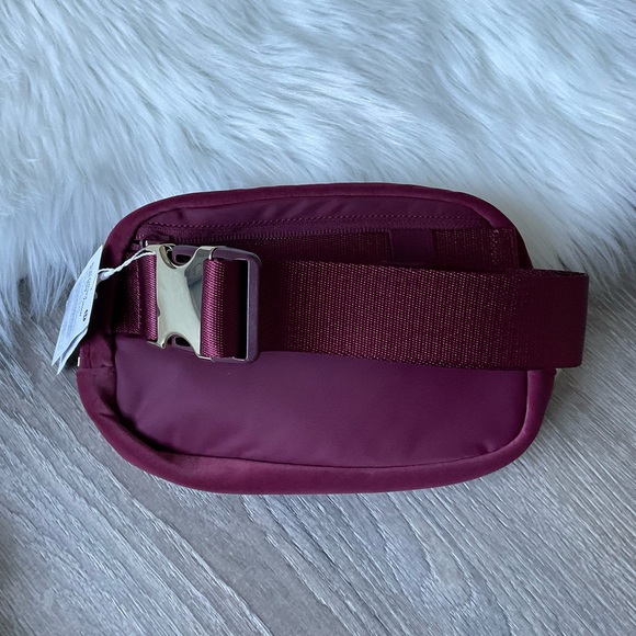 🍷LULULEMON Everywhere Belt Bag 1L Plush Wine Berry Velour With Gold Accents - Picture 5 of 6